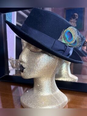 Men's SZ 7 Vintage Black Pork Pie Fedora Hat with Peacock Feather Accent